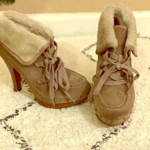 GUESS healed lace-up booties!